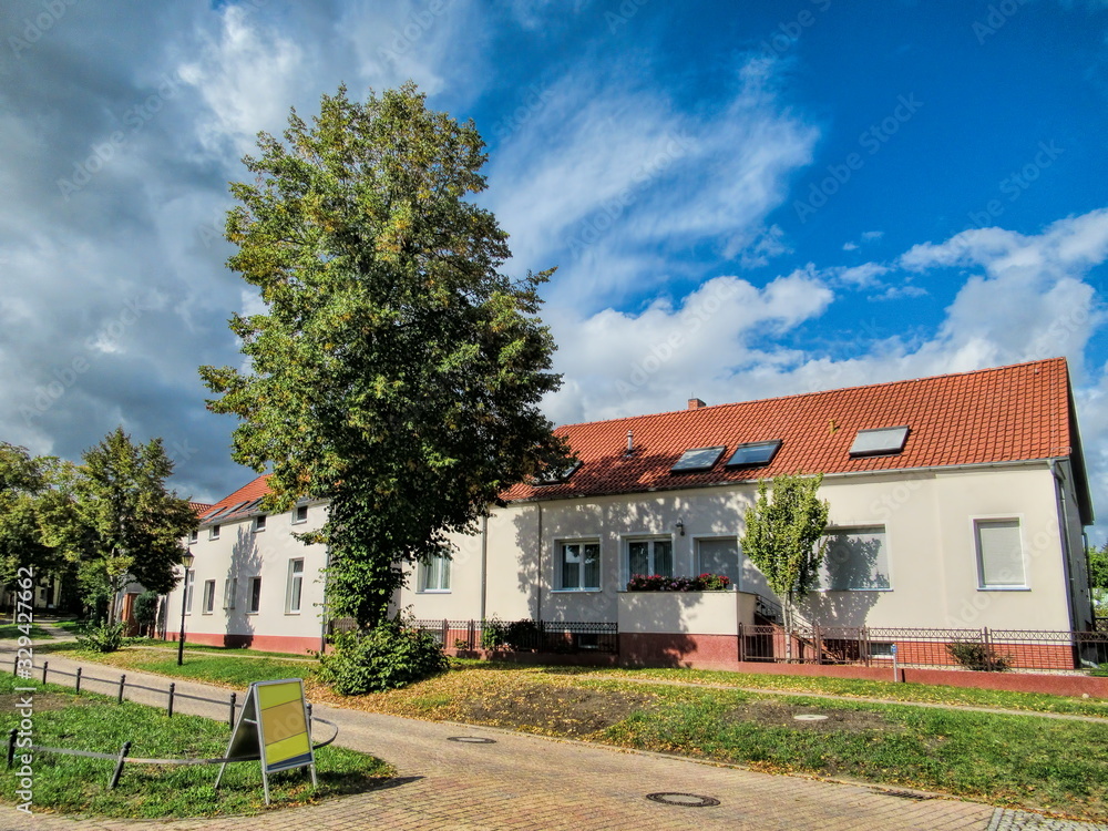 Obraz premium diedersdorf, germany - dorfstraße mit sanierter häuserzeile