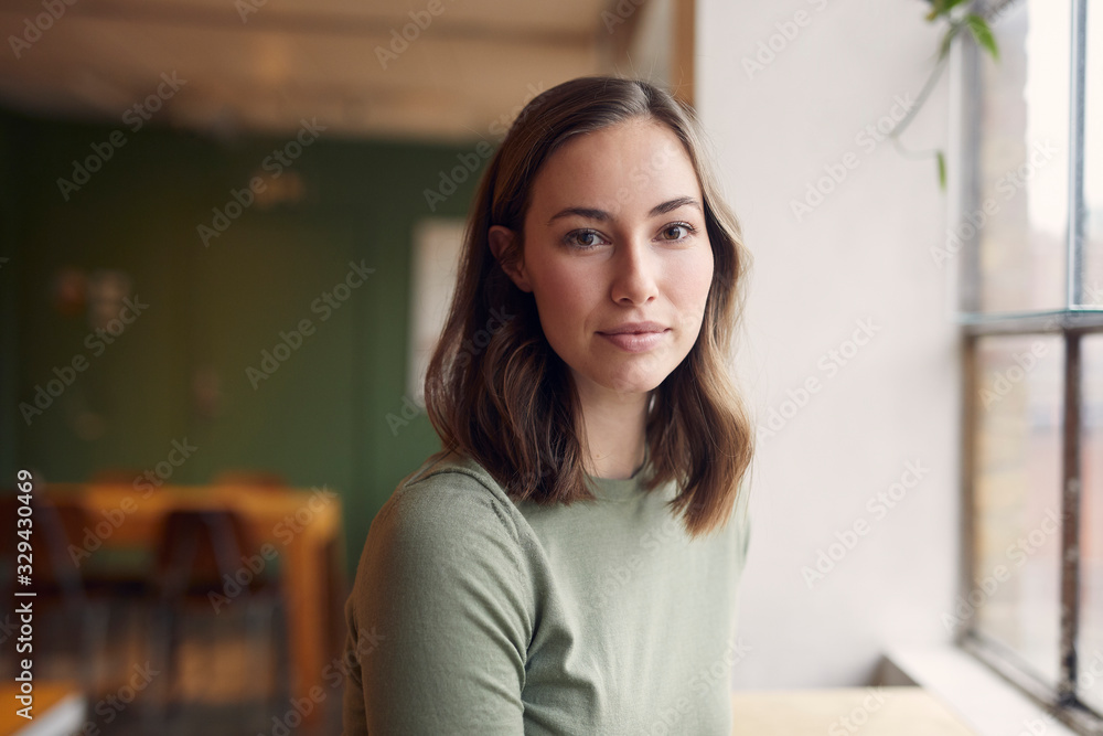Obraz premium Portrait of Beautyful young woman is sitting on a café