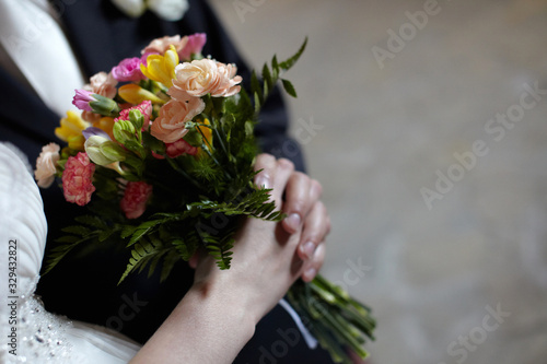 Bukiet ślubny w ręce