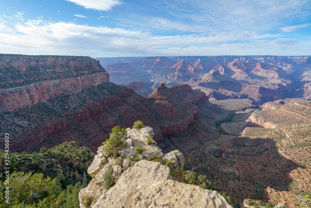 Naklejka premium hiking the rim trail in grand canyon national park, arizona, usa
