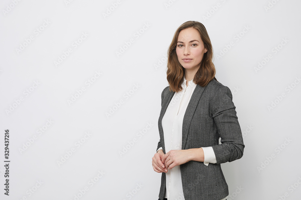 Portrait of beautyful and confident business woman - obrazy, fototapety, plakaty 