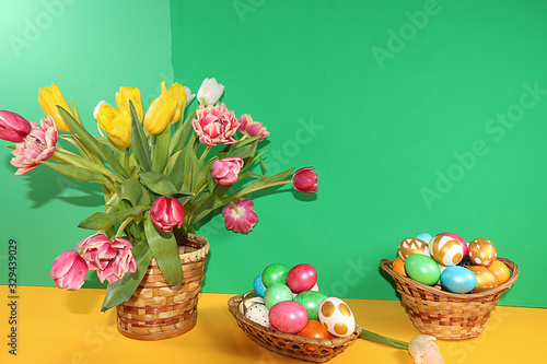 Decorated golden easter eggs on trendy green background. Minimal holiday concept. Happy Easter background, place for text, postcard, banner for the screen. © Светлана Балынь