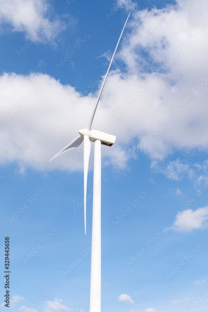 Turbina de viento con cielo azul y nubes Turbina de viento con cielo azul y nubes