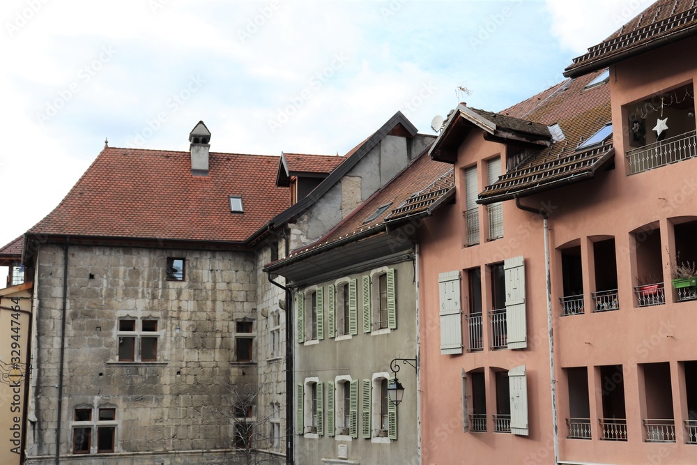 Fototapeta premium Ancien hôtel particulier à la Roche sur Foron situé 1 rue des Fours - Ville La Roche sur Foron - Département Haute Savoie - France - Vue de l'extérieur