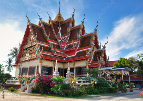 Tempel unter blauem Himmel im Wat Laem Suwannaram Koh Samui Thailand temple at Wat Laem Suwannaram 