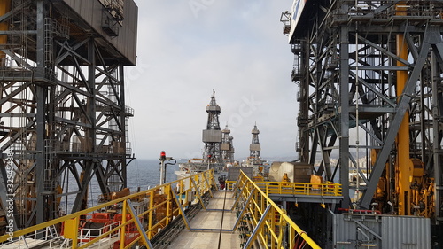Fotografía Drillships and derrick view from the onboard knuckle boom crane