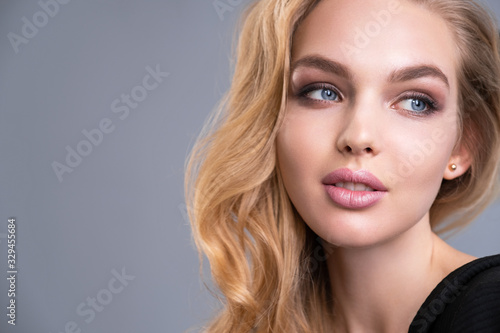 Photos Beautiful face of an attractive model with blue eyes