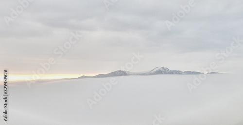 Cuadro en lienzo L'Île dans le Ciel