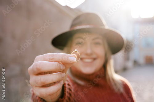 Fotografia Engaged woman in love