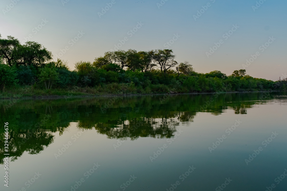Fototapeta premium Laguna con Aguas Verdes