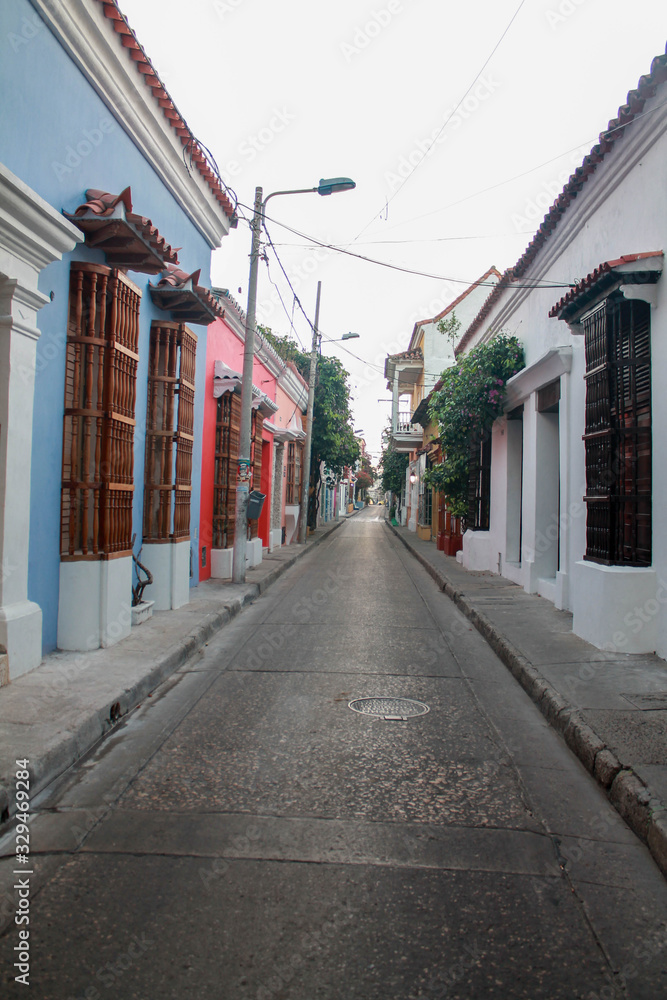Calles con ventanas grandes de madera de la antigua ciudad de Cartagena.