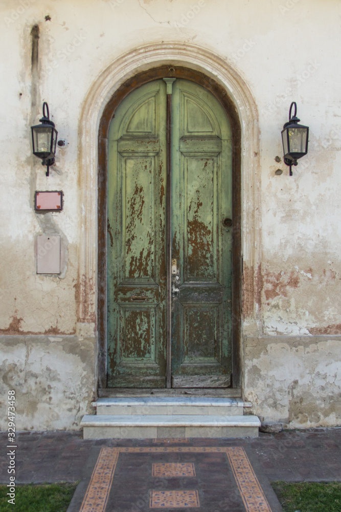 Puerta de madera antigua de color verde que pertenece a una casa rural en  un pueblo de Buenos Aires foto de Stock | Adobe Stock