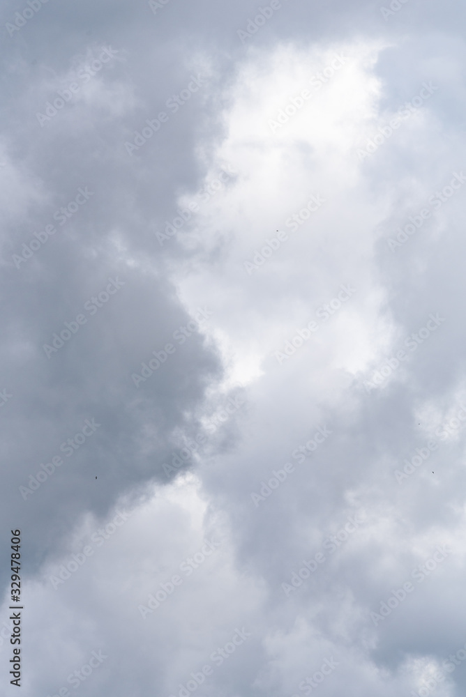 Obraz premium Dramatic gray and white clouds illuminated by back light from sun