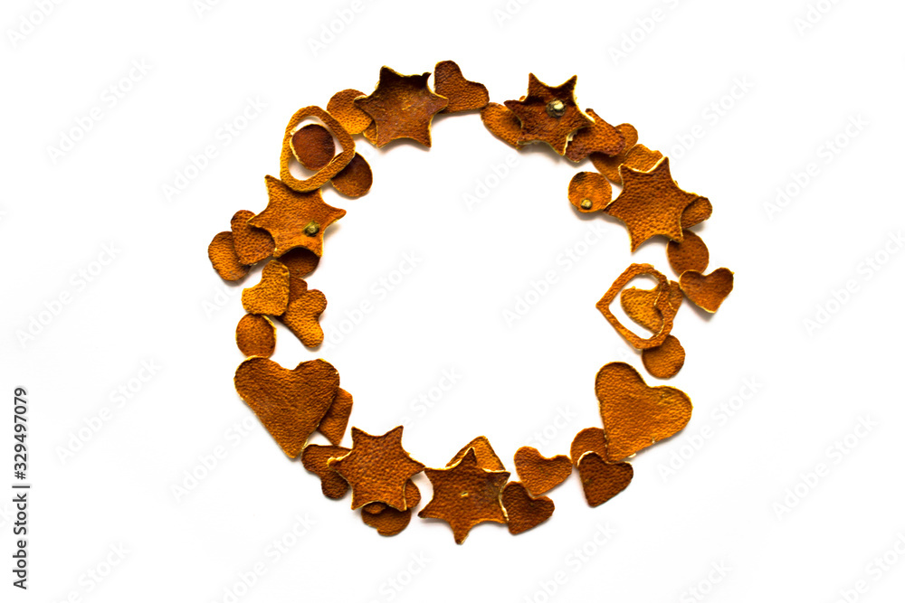 Obraz premium round frame of stars and hearts made of tangerine peel. tangerine Christmas decor.copy space, top view, flat lay, background with blank space for text