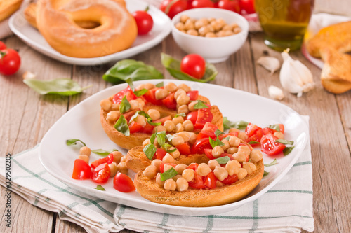Friselle with tomatoes and chickpeas.