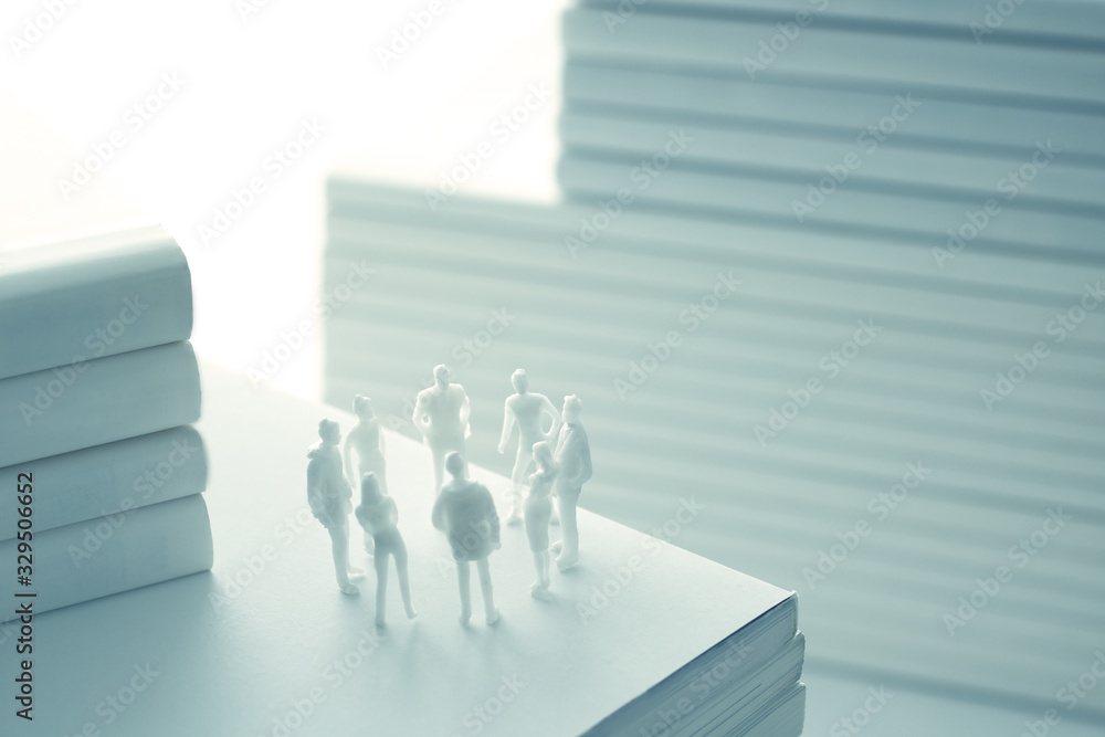 Obraz premium 積み重ねた白い本と人間