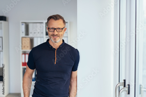 Foto Trendy fit middle-aged man wearing glasses