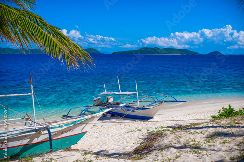 Fototapeta Naklejka Na Ścianę i Meble -  Boats on white sand beach. Malajon island, Coron, Philippines