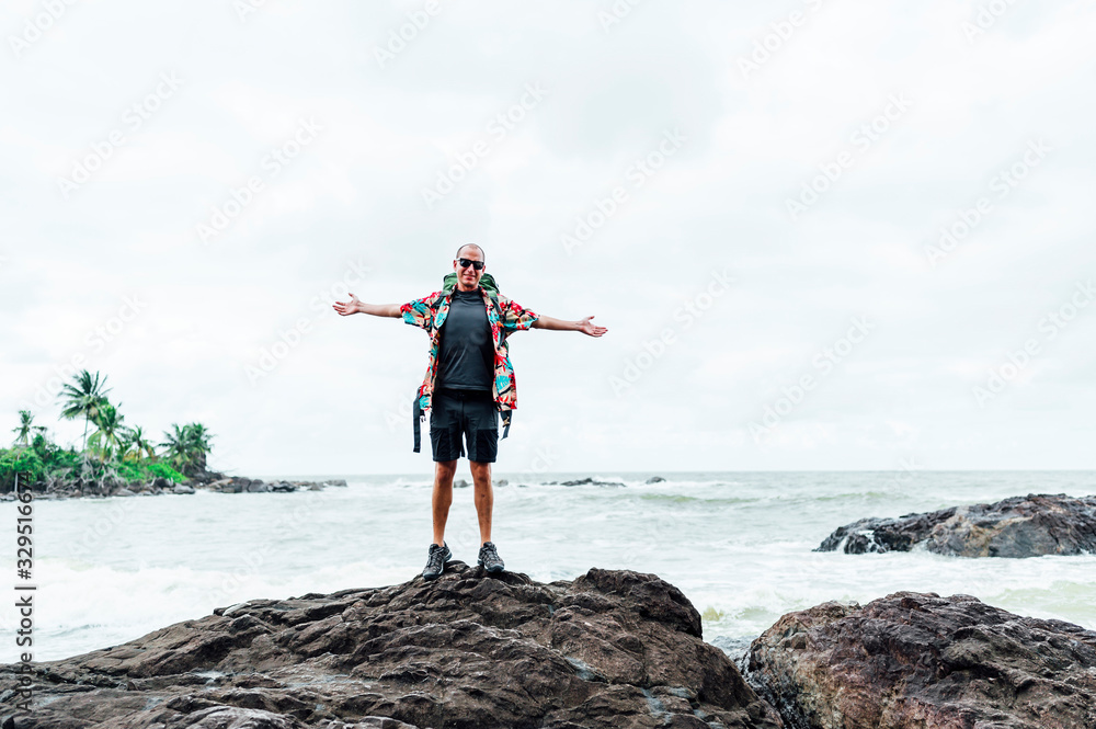 Obraz premium Digital nomad man on the beach
