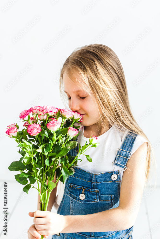 A girl of European appearance with long blond hair, smiling, emotions, joy, friendship, family, holding roses, delicate flowers, flowers for her mother