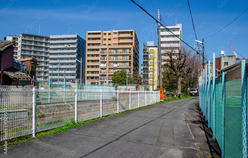Fototapeta premium 京都駅東 塩小路通り付近の町並み