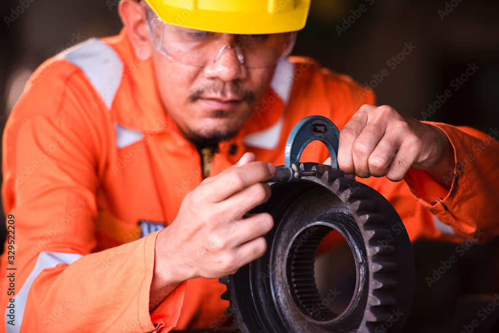 Measuring step block standard with outside micrometerMechanic mechanic