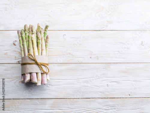 Foto White fresh asparagus sprouts on wooden table
