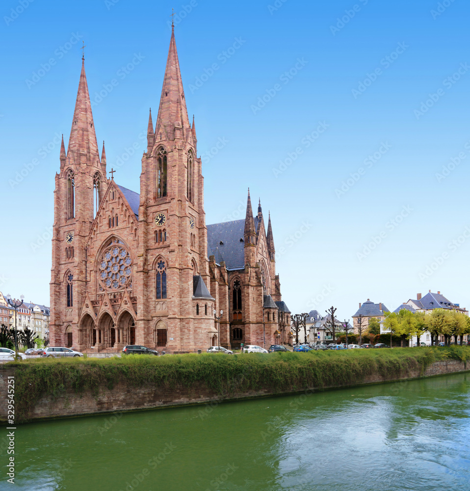 L'église Saint Paul de Strasbourg au bord de l'ill.