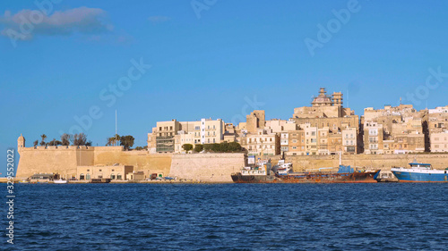 Fototapeta Naklejka Na Ścianę i Meble -  Boat trip along the port of Valletta in Malta - travel photography