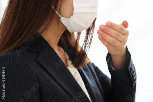 マスク越しに咳込む女性