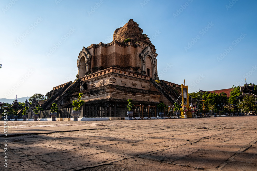 Fototapeta premium Wat Chedi Luang is a Buddhist temple in the historic centre of Chiang Mai, Thailan
