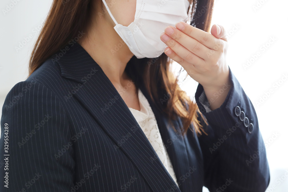 マスク越しに咳込む女性