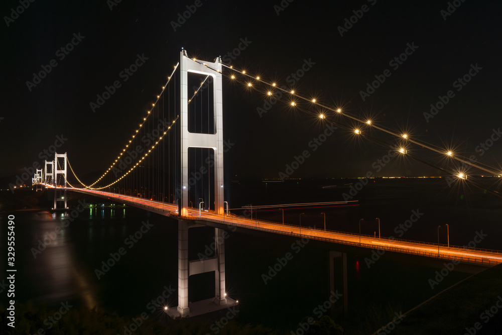 Obraz premium 来島海峡大橋のライトアップ