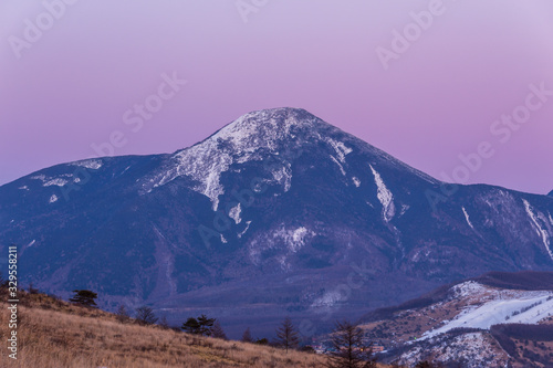 春の霧ヶ峰高原から朝焼けの蓼科山