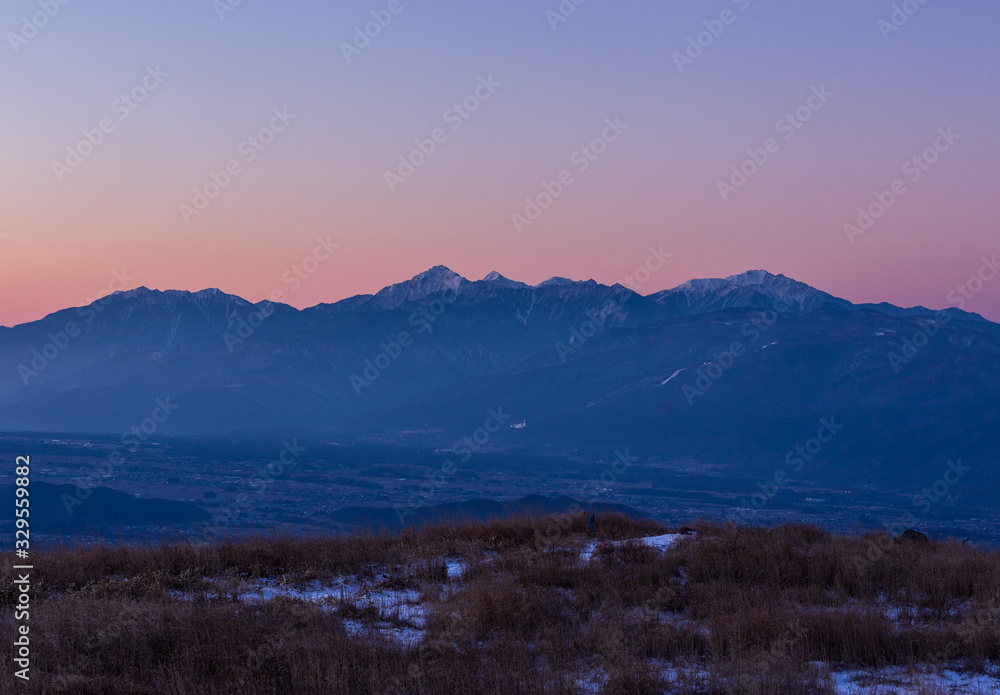 霧ヶ峰高原から夜明けの南アルプス