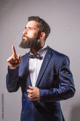 Hipster trajeado señalando