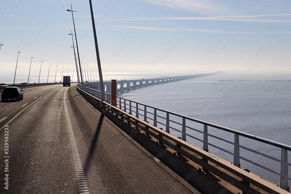 custom made wallpaper toronto digitalCarretera por puente colgante suspendido sobre el agua.