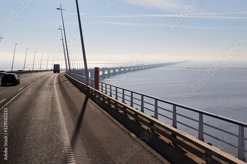 Wallpaper Mural Carretera por puente colgante suspendido sobre el agua. Torontodigital.ca