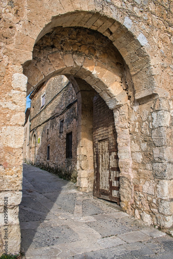 Puerta de la Villa en pueblo medieval de Maderuelo