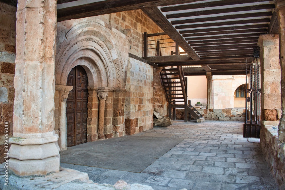 Fototapeta premium Soportales iglesia de San Miguel en Ayllon