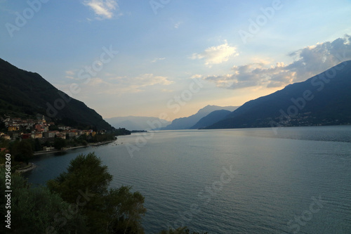 Fototapeta Naklejka Na Ścianę i Meble -  Lake Como, lake of glacial origin in Lombardy, Italy
