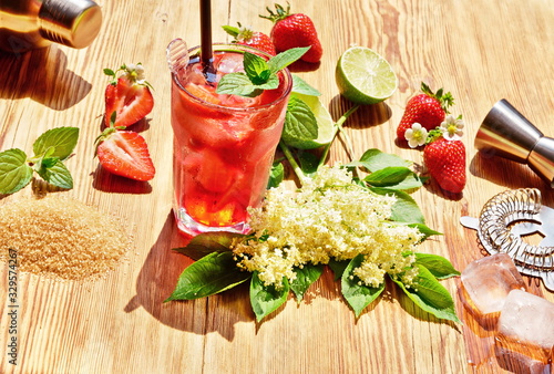 Cocktail mit Erdbeeren, Holunderblütensirup und Limette