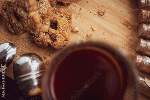 tazza the caldo con biscotti fatti a mano su tagliere cucina photo