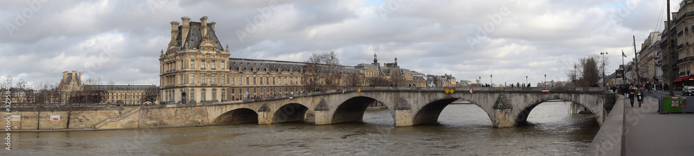 Paris, France : panoramique sur le pont Royal 