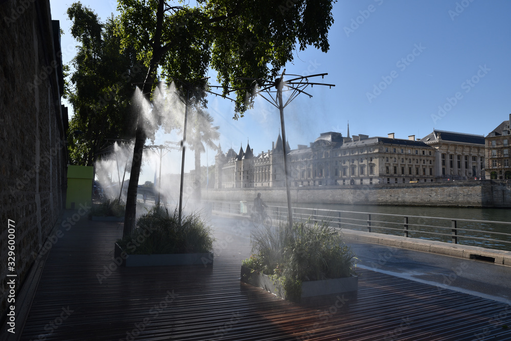 Quais de Seine en été à Paris, France