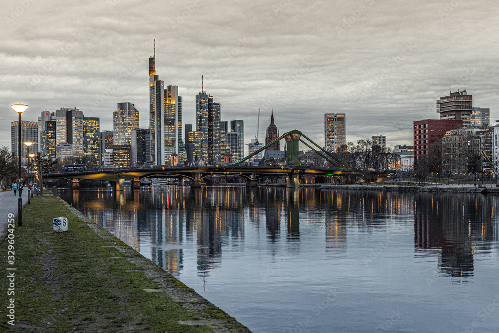 Frankfurt Skyline Spiegelung am Abend 