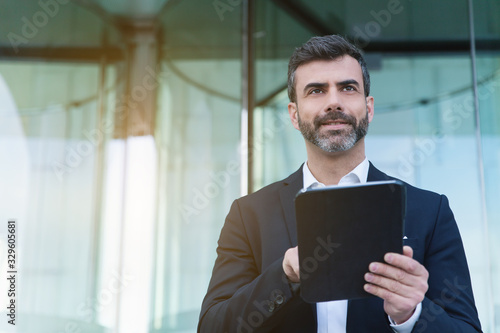 Empresario con tablet en distrito financiero