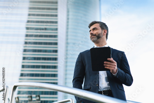 Empresario con tablet en distrito financiero