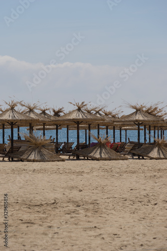 Schirme und leere Liegen am Strand