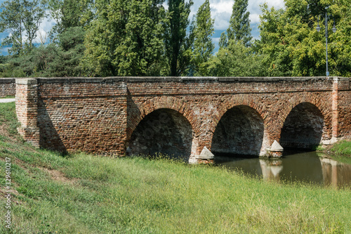 zabytkowy ceglany most